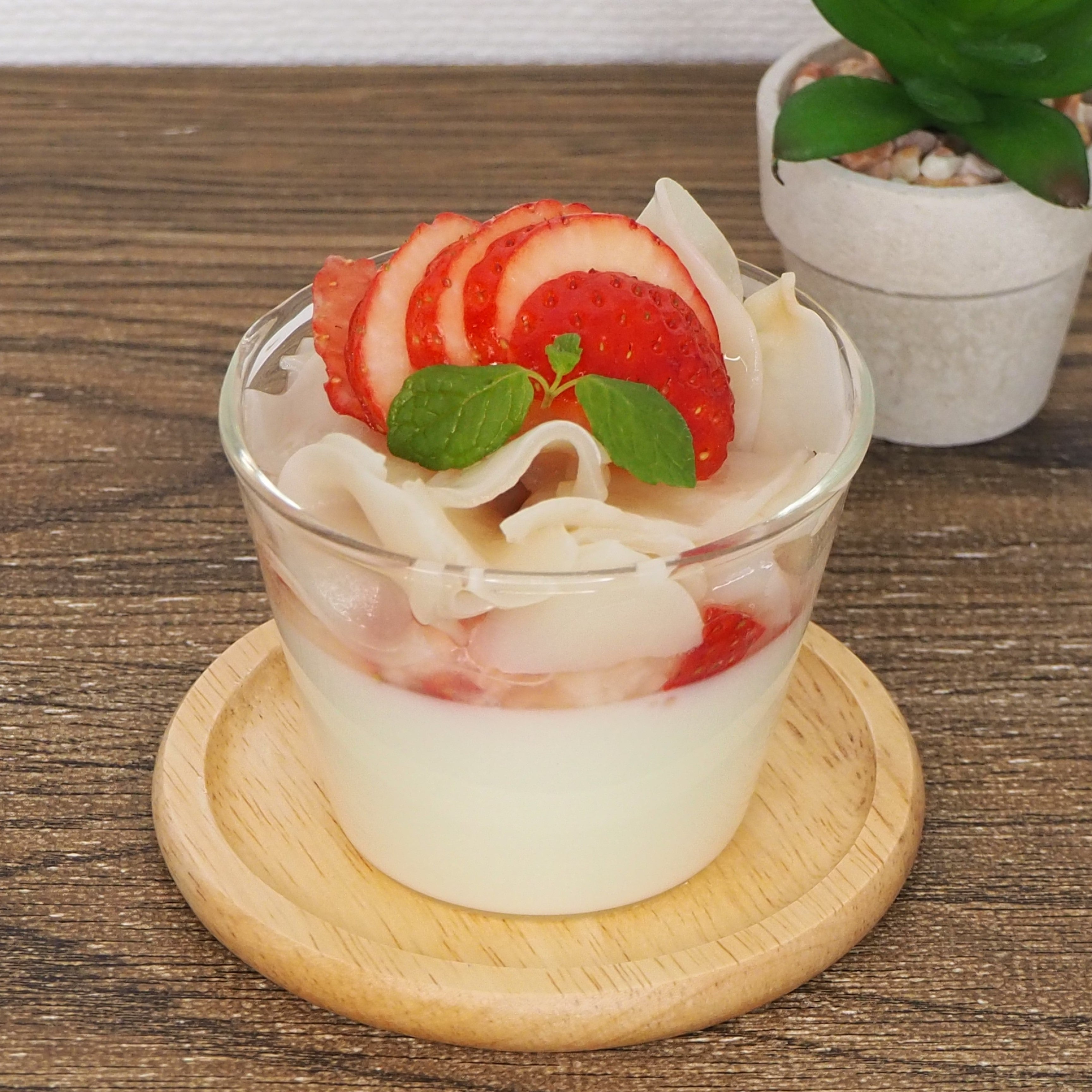 白いきくらげといちごのヨーグルトパフェ